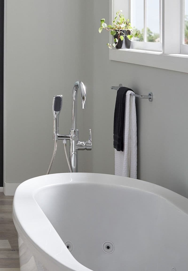 imgi_19_free-standing-jacuzzi-bathtub-min.jpg