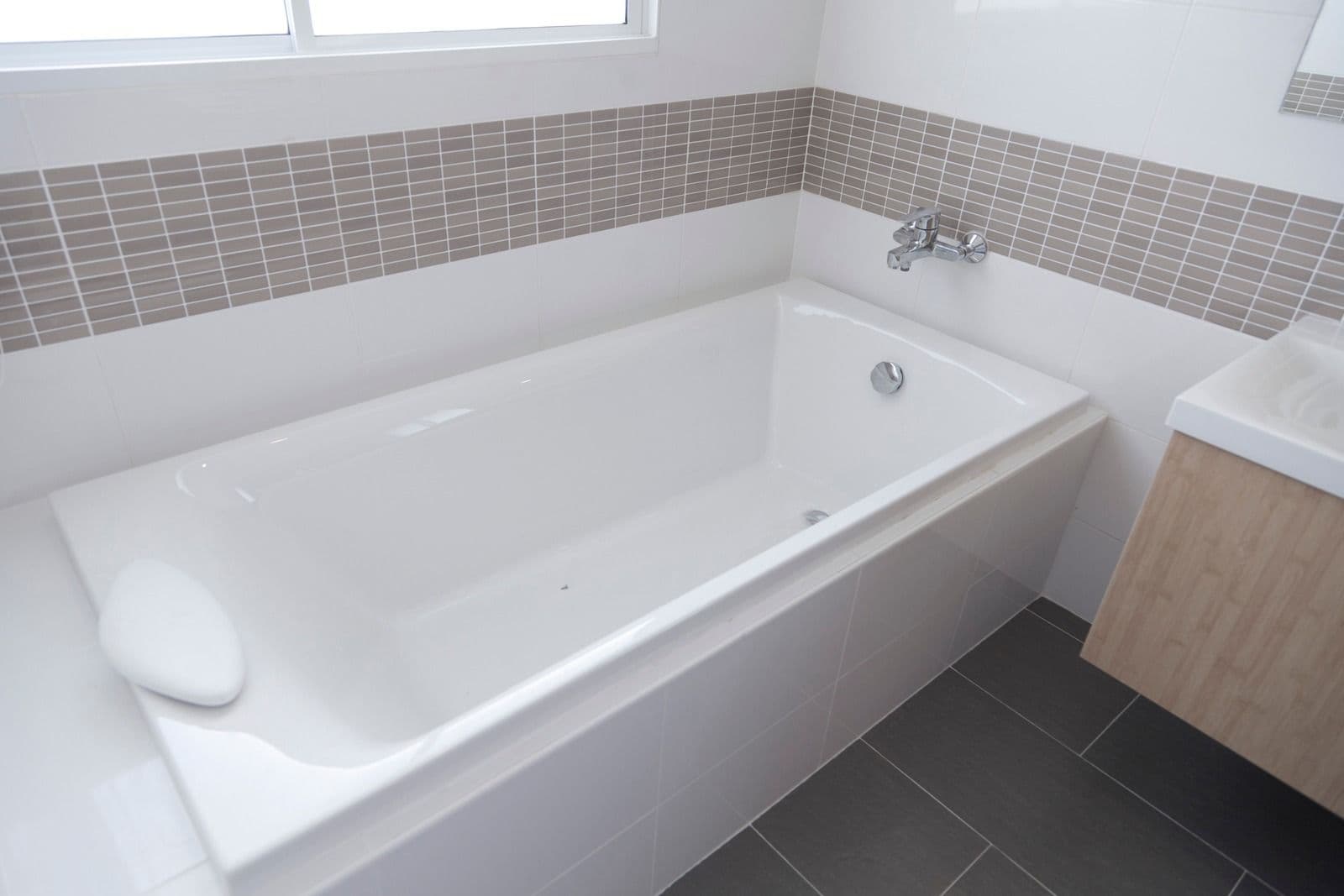 imgi_31_acrylic-bathtub-after-bathtub-remodel-in-springfield-mo.jpg