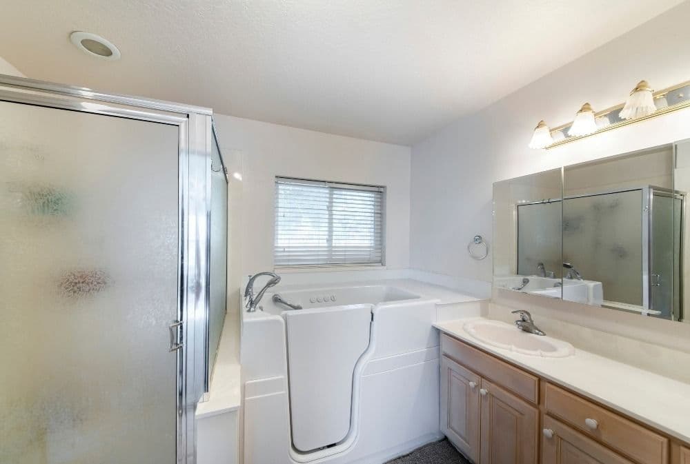 imgi_6_walk-in-bathtub (1).jpg